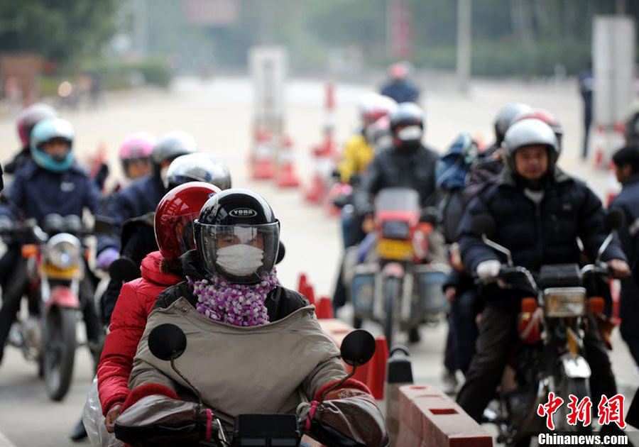 A photo taken on Jan 27 2011 in Zhaoqing City, Guangdon Province shows a group of migrant workers ride motorcycles back to their hometown for Spring Festival. [Photo/Chinanews.com]