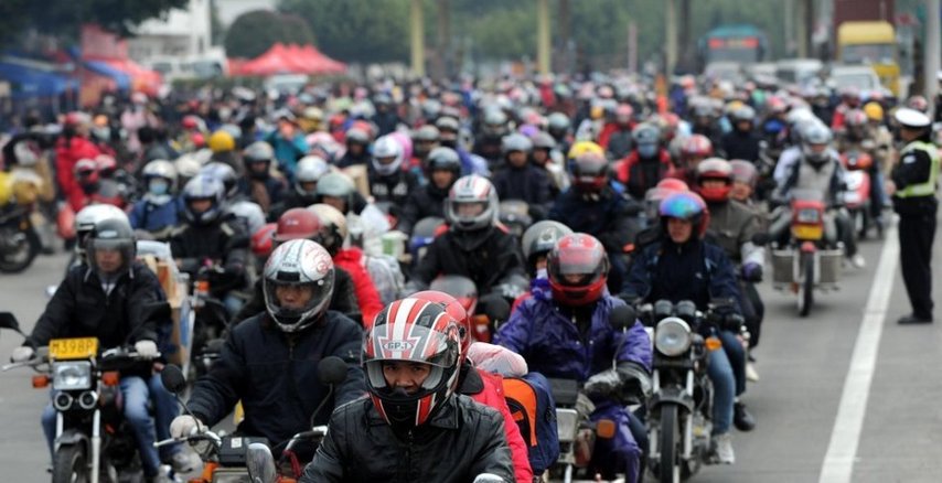 A photo taken on Jan 27 2011 in Zhaoqing City, Guangdon Province shows a group of migrant workers ride motorcycles back to their hometown for Spring Festival. [Photo/Sina]