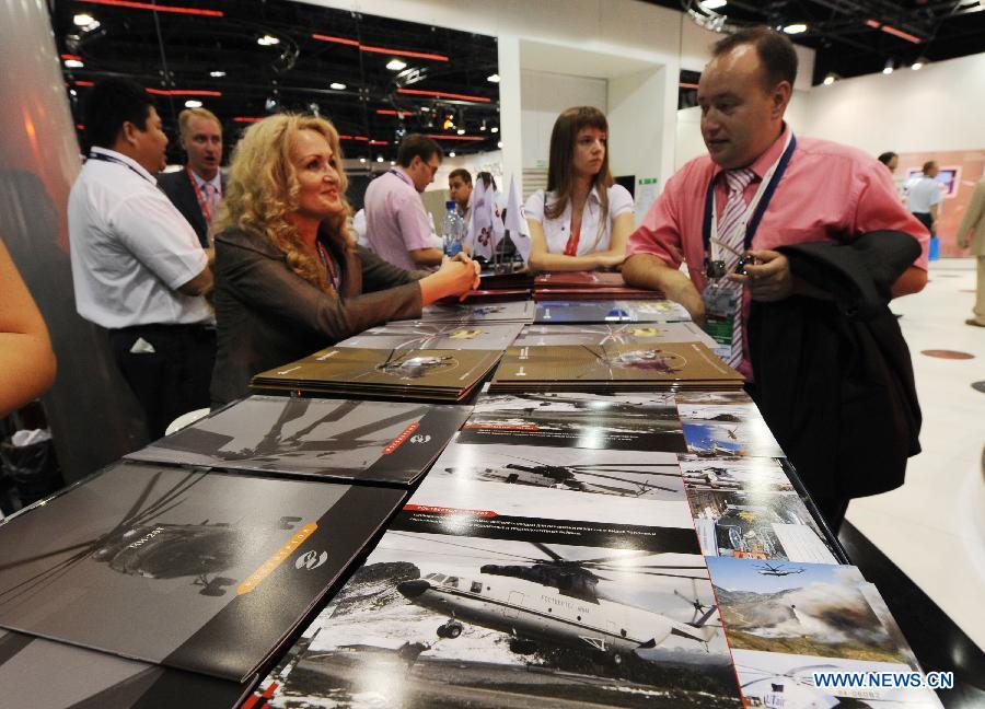 A vistor talks with an exhibitor during the Tenth Russia National Aerospace Exhibition in Moscow, Russia on Aug. 16, 2011. The Exhibition will last for six days, and 793 companies from 40 nations and regions participated. [Li Yong/Xinhua] 