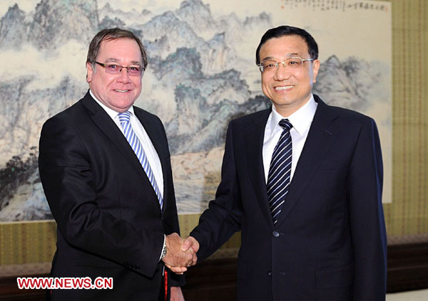 Chinese Vice Premier Li Keqiang (R) meets with New Zealand's Foreign Minister Murray Mccully in Beijing, capital of China, April 5, 2012. [Li Tao/Xinhua]